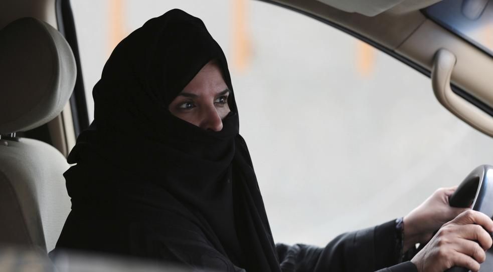 Mujeres también podrán manejar camiones y motos en Arabia Saudita