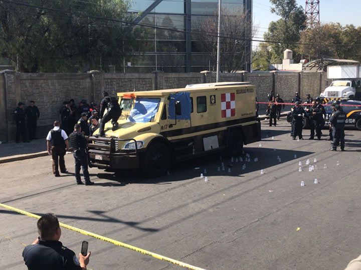 Mueren tres custodios tras intento de robo a camioneta de valores