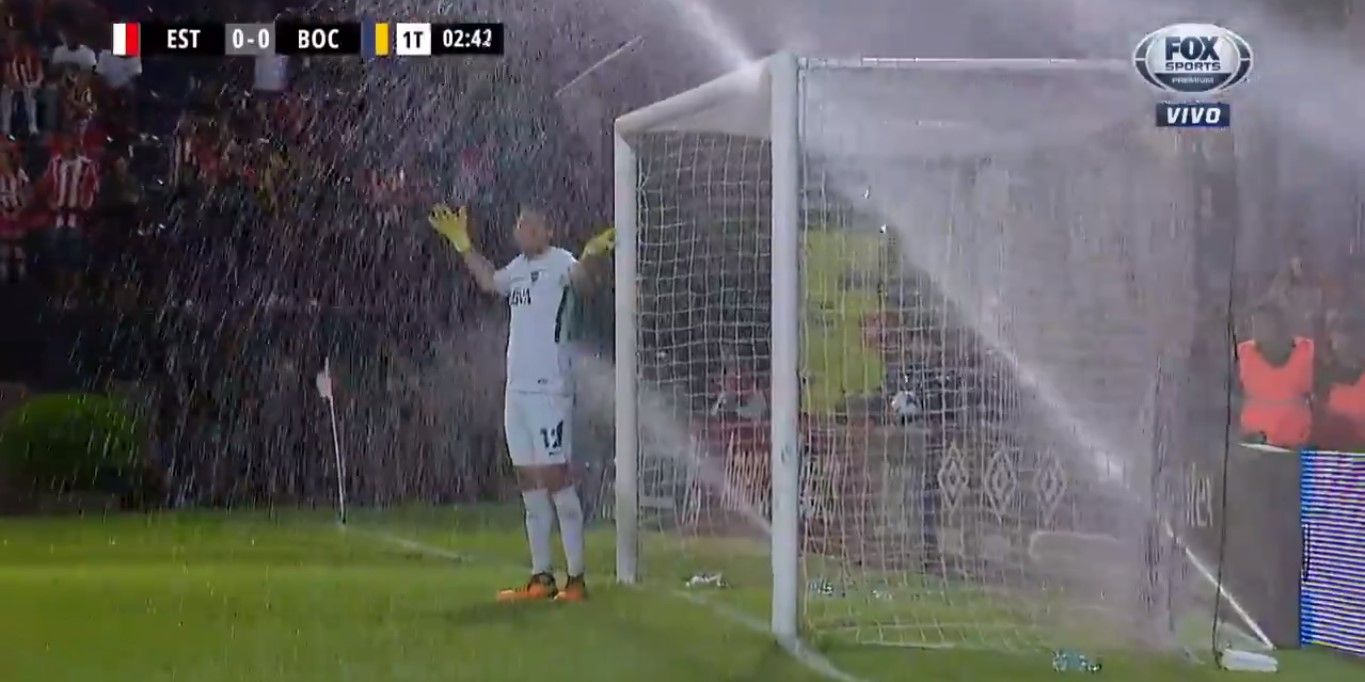 #Viral Se encienden aspersores en pleno partido #Viral Se encienden aspersores en pleno partido