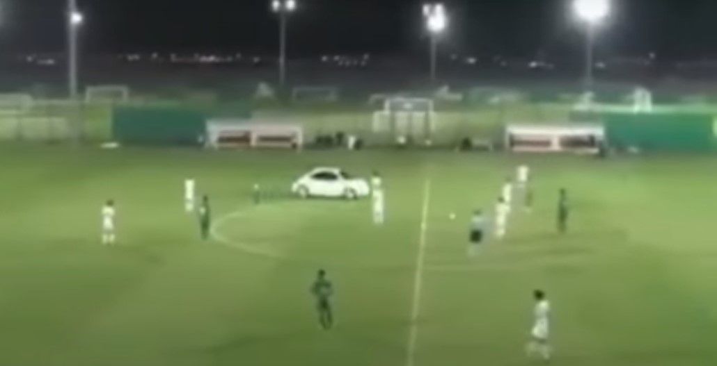 Auto invade cancha de futbol durante partido
