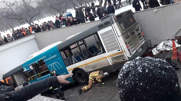 Autobús arrolla a peatones afuera del Metro de Moscú. Al menos cinco muertos