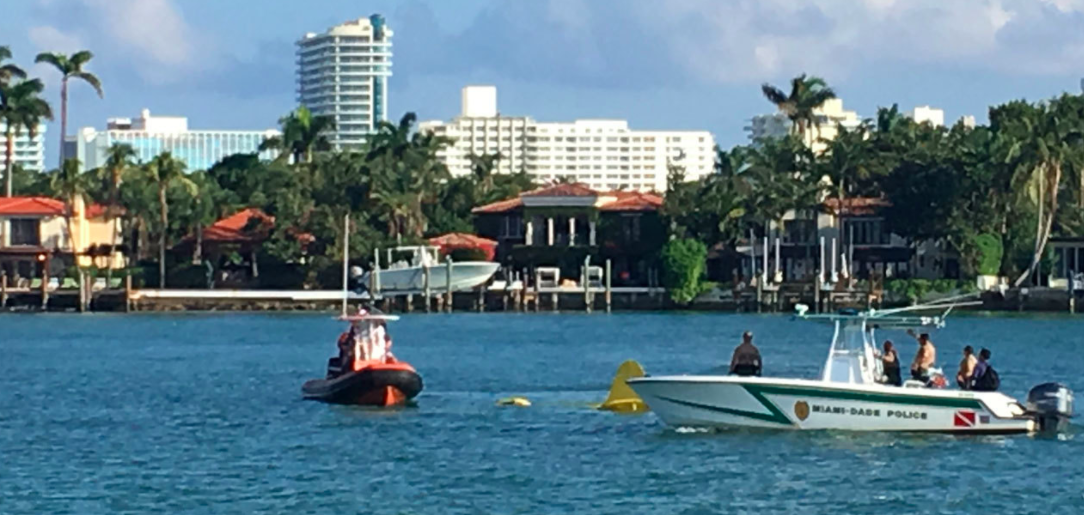 Avión pequeño cae al mar en Miami Beach