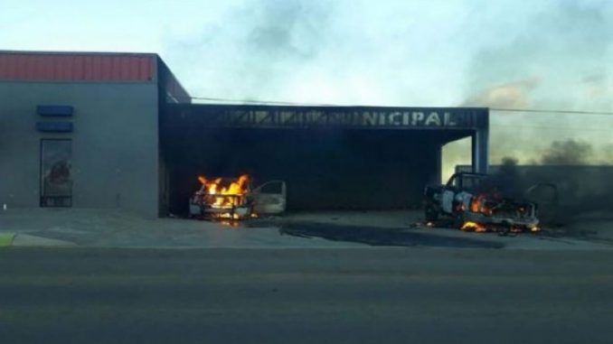 Criminales queman comandancia en Chihuahua y asesinan a un policía