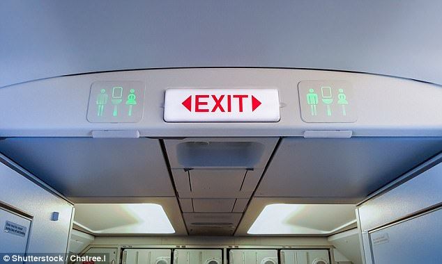 Avión hace parada forzosa por baños descompuestos