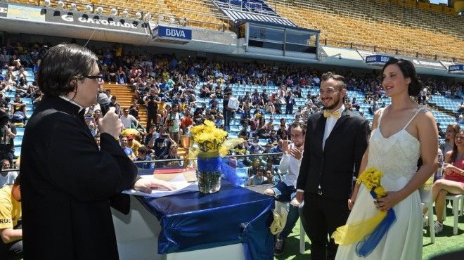 Se casan 12 parejas en La Bombonera