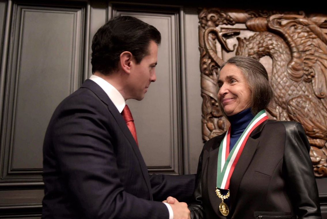 Entregan la Medalla Belisario Domínguez a Julia Carabias