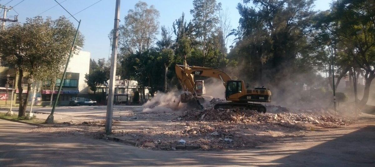 Concluye el retiro de escombro en Calzada del Hueso 713