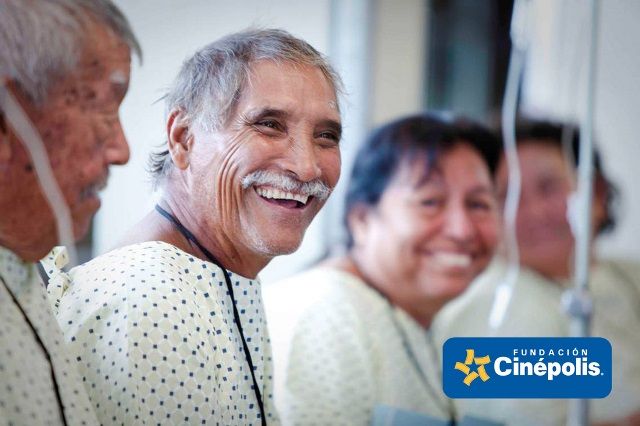 Cinépolis confirma dos personas con ceguera en campaña visual