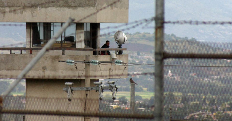 Asesinan a recluso durante riña en penal de Chiconautla