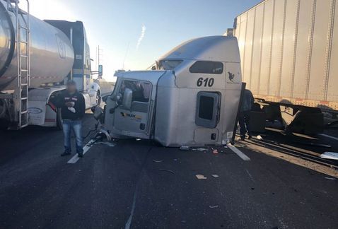 Cierran carretera México-Puebla por choque de tráileres