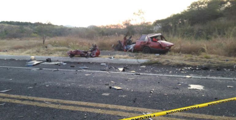 Choque deja al menos un muerto en la Autopista Siglo 21