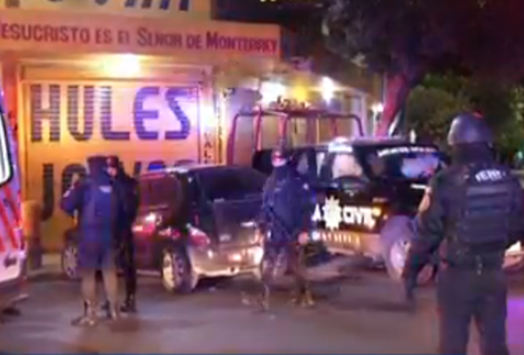 Choque de conductor contra patrulla en Monterrey deja una policía herida