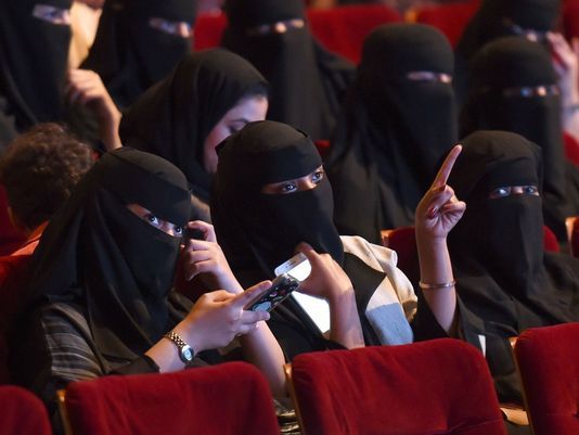 Arabia Saudita levanta prohibición a cines