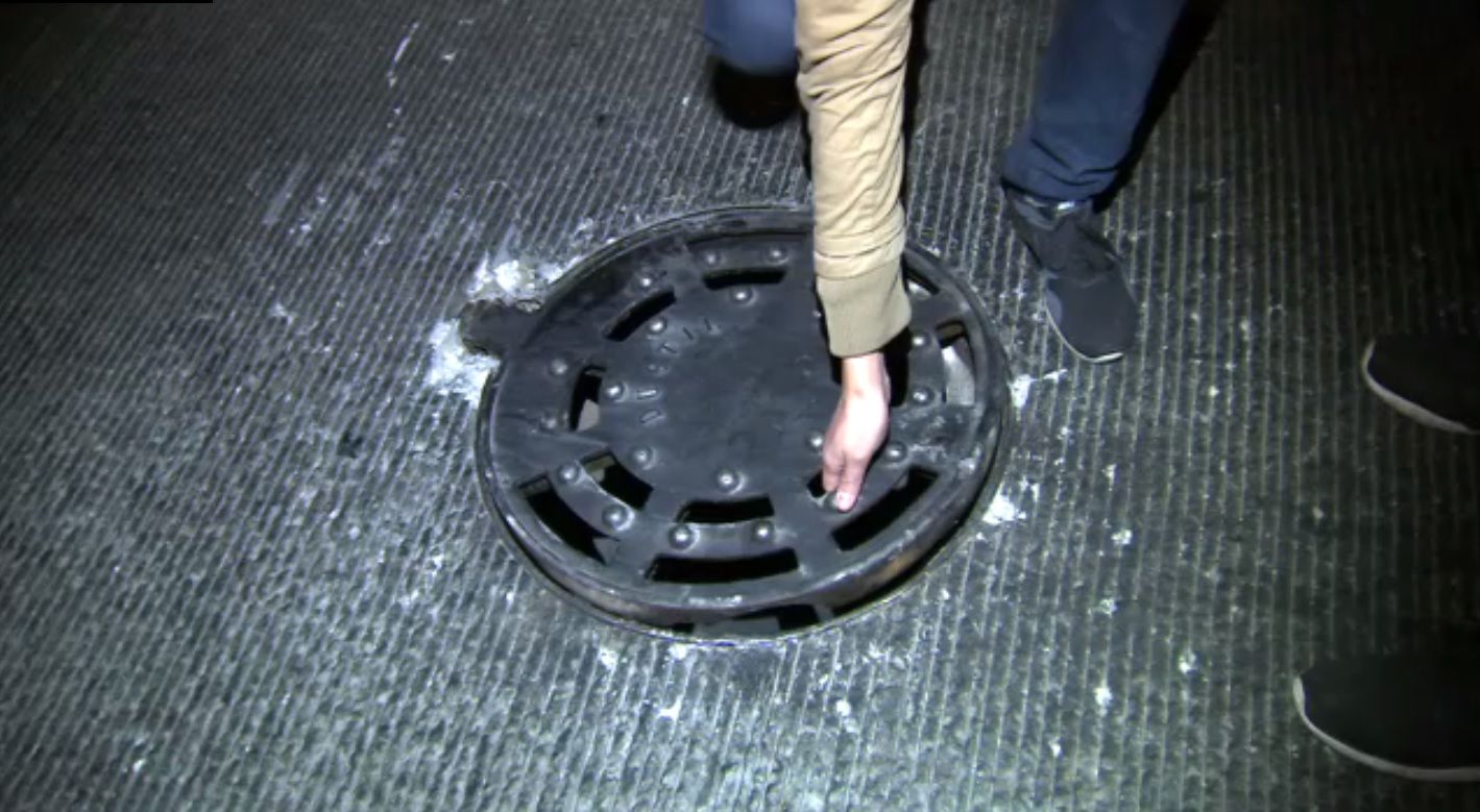 Coladera abierta en Circuito Interior provoca daños a tres conductores