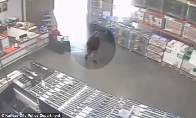 #Video Matan a hombre que amagó con un arma a clientes de Costco
