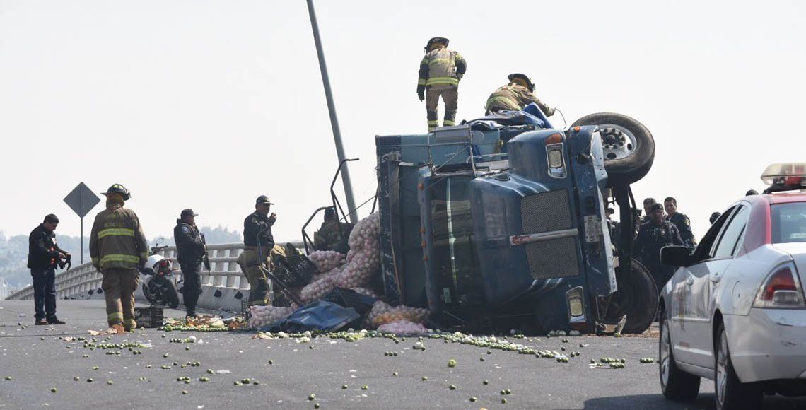 Vuelca camión de carga en Coyoacán tras persecución