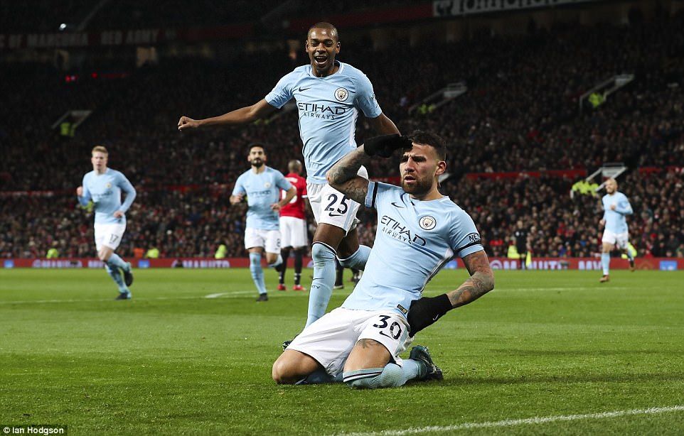 Manchester City vence al United y se aleja en la Premier League