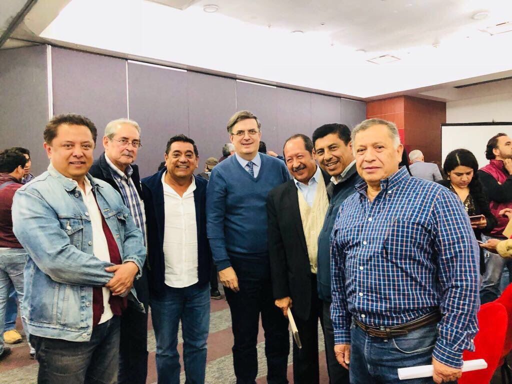 Reaparece Marcelo Ebrard en reunión de Morena junto a Leonel Godoy