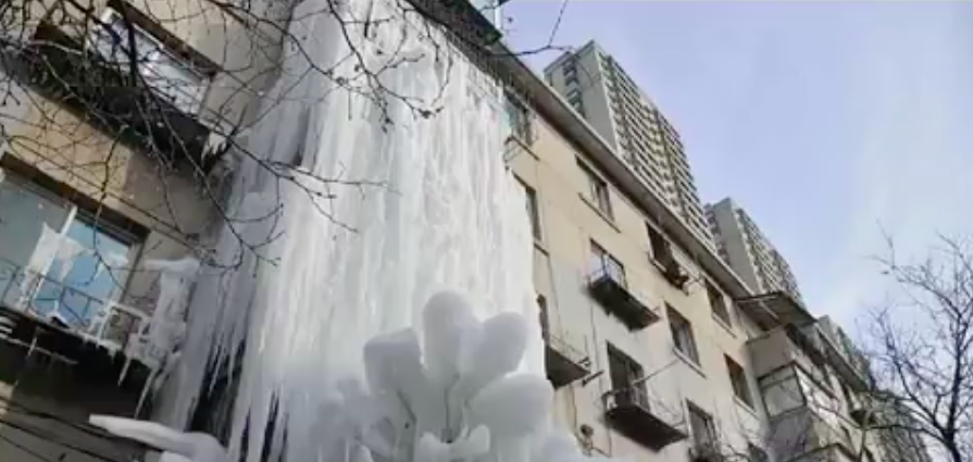 Fuga de agua cubre edificio de hielo en China