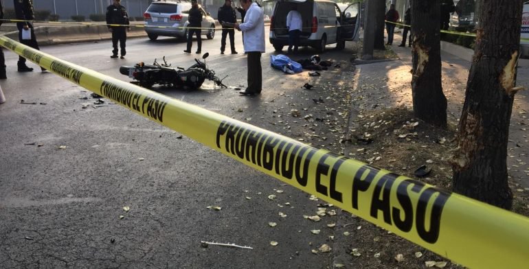Motociclista muere en Eje 1 tras accidente