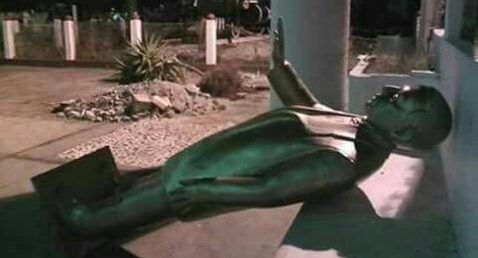 Quitan estatua de Juárez para colocar árbol de Navidad en Oaxaca