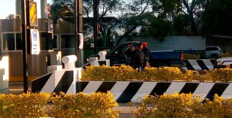 Estudiantes extorsionan a conductores en caseta de Oaxaca
