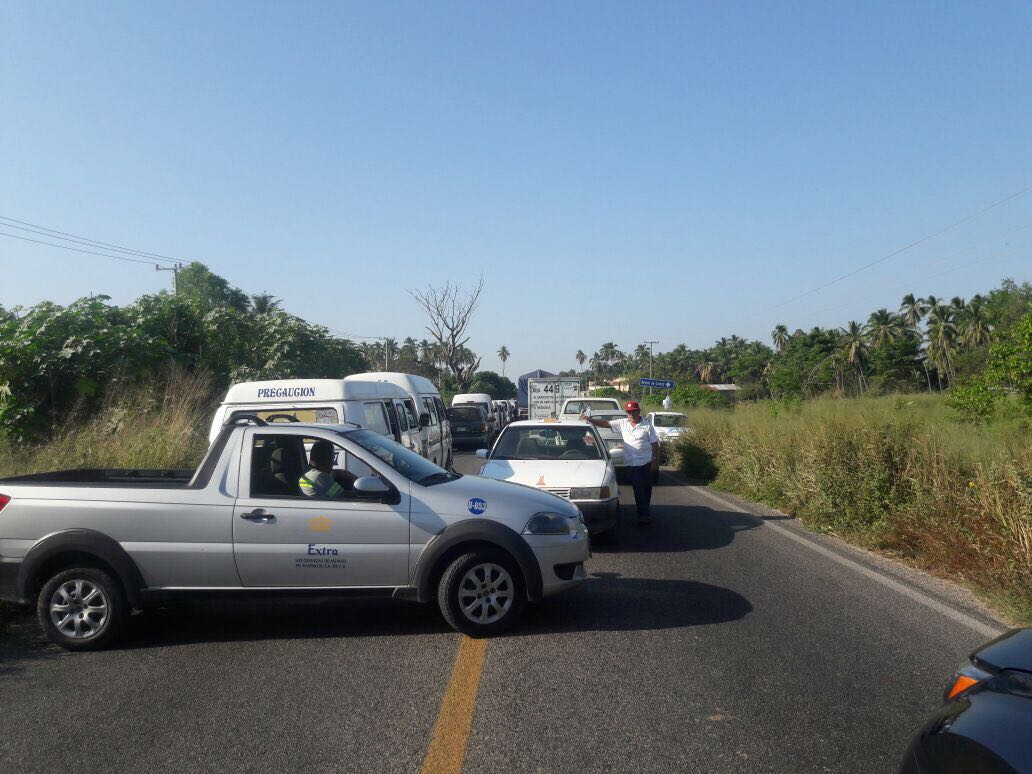 Transportistas bloquean carretera Acapulco-Zihuatanejo