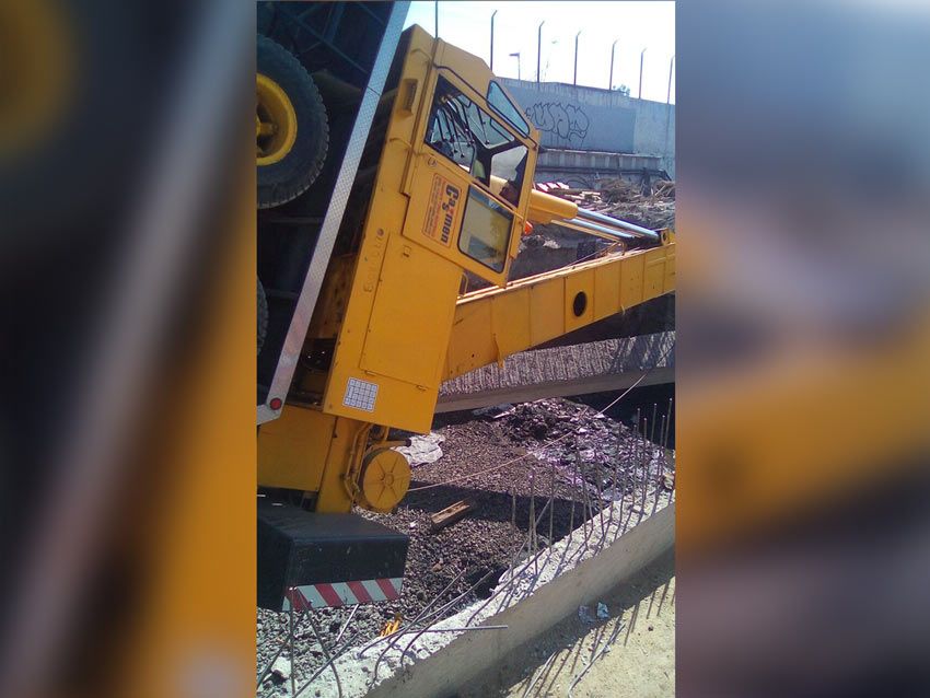 Cae grúa en zanja cerca de la estación Martín Carrera