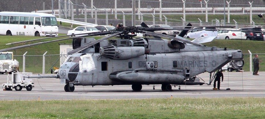 Caída de ventana de helicóptero sobre escuela deja un niño herido