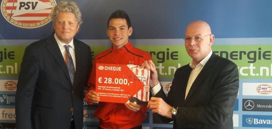 ‘Chucky’ Lozano entrega donación del PSV a Cruz Roja por 28 mil euros