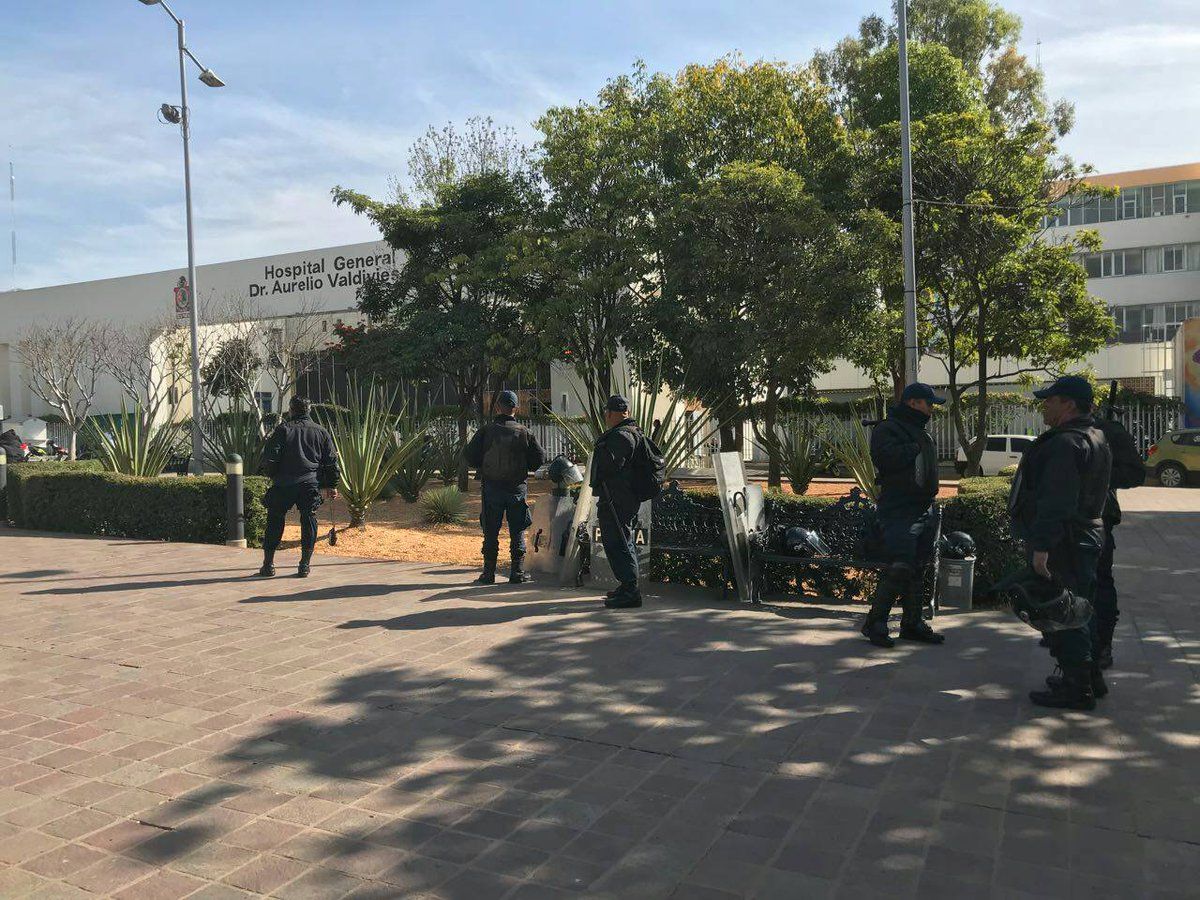 Policías impiden bloqueos de sindicalizados en Oaxaca