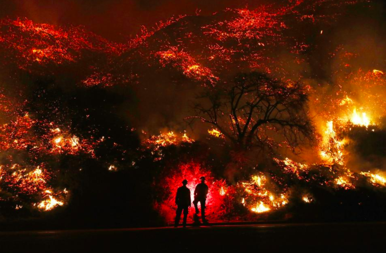 Amplían evacuaciones por incendio Thomas en California Amplían evacuaciones por incendio Thomas en California
