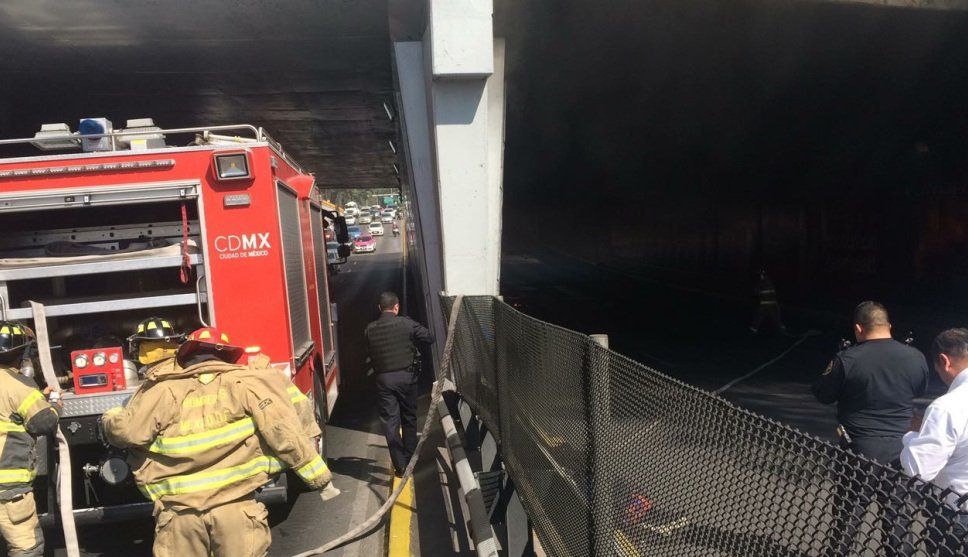 Se incendia automóvil en Circuito Interior