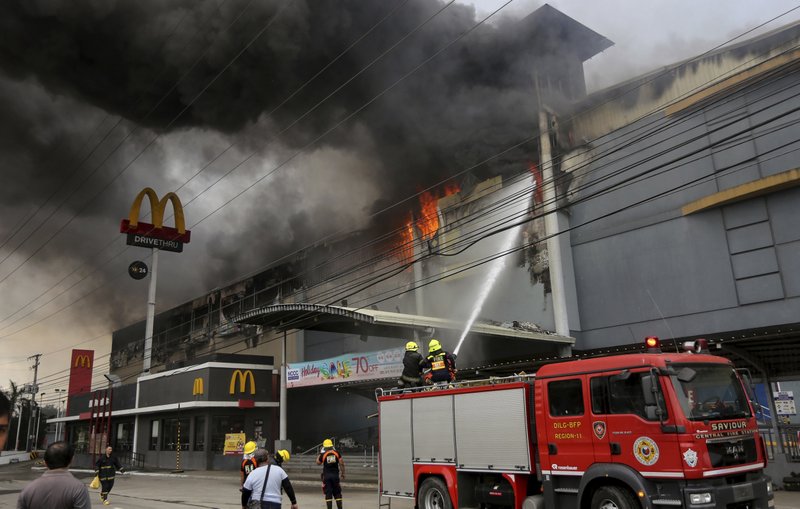 Incendio en centro comercial de Filipinas deja al menos 37 muertos
