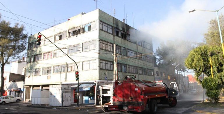 Se incendia departamento en Venustiano Carranza