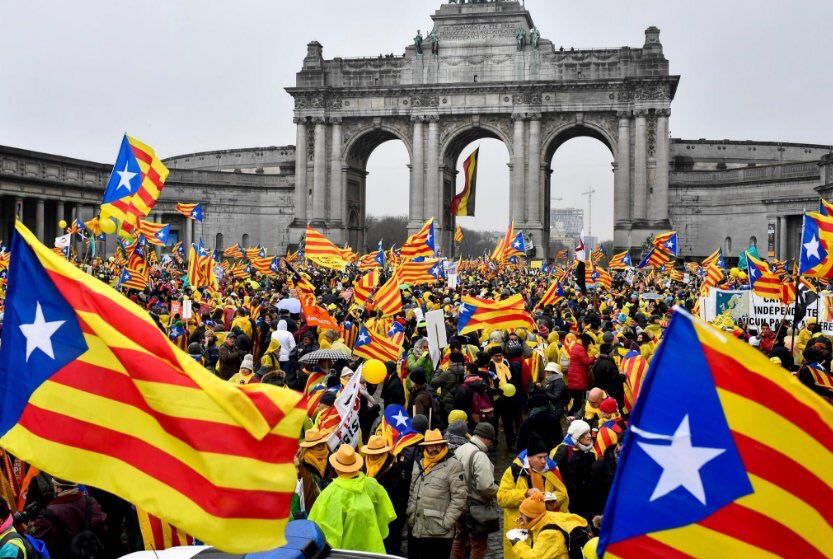 Catalanes independentistas se manifiestan en Bruselas
