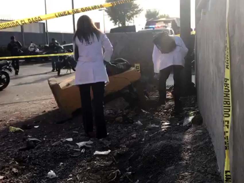 Camión choca contra muro de contención y mata a indigente