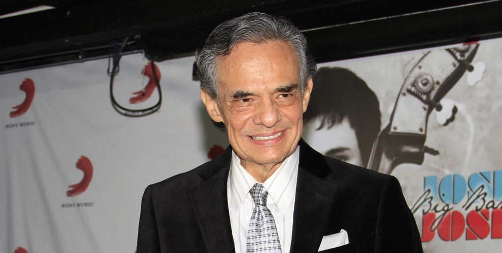 José José supera neumonía, pero permanece internado