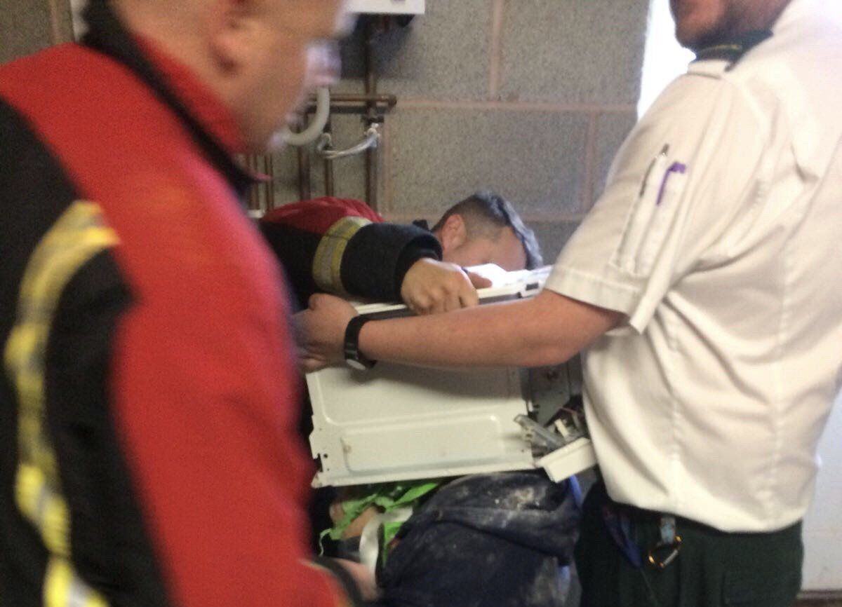 #Video Mete su cabeza en microondas con cemento para volverse famoso