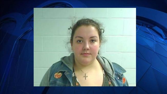 Detienen a maestra por incitar a alumnos a fumar mariguana