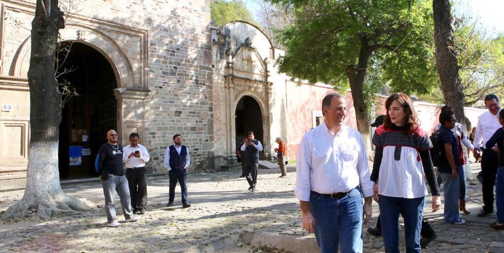 Meade recorre calles de Tlaxcala junto a su esposa Juana