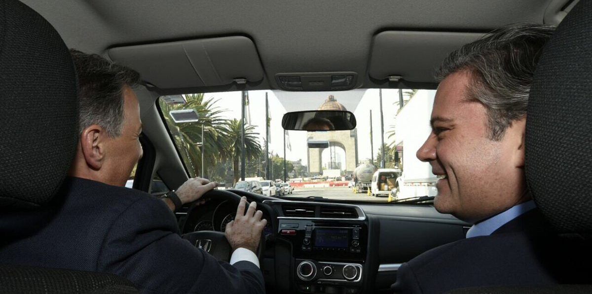 Meade comparte trayecto con su próximo coordinador de campaña