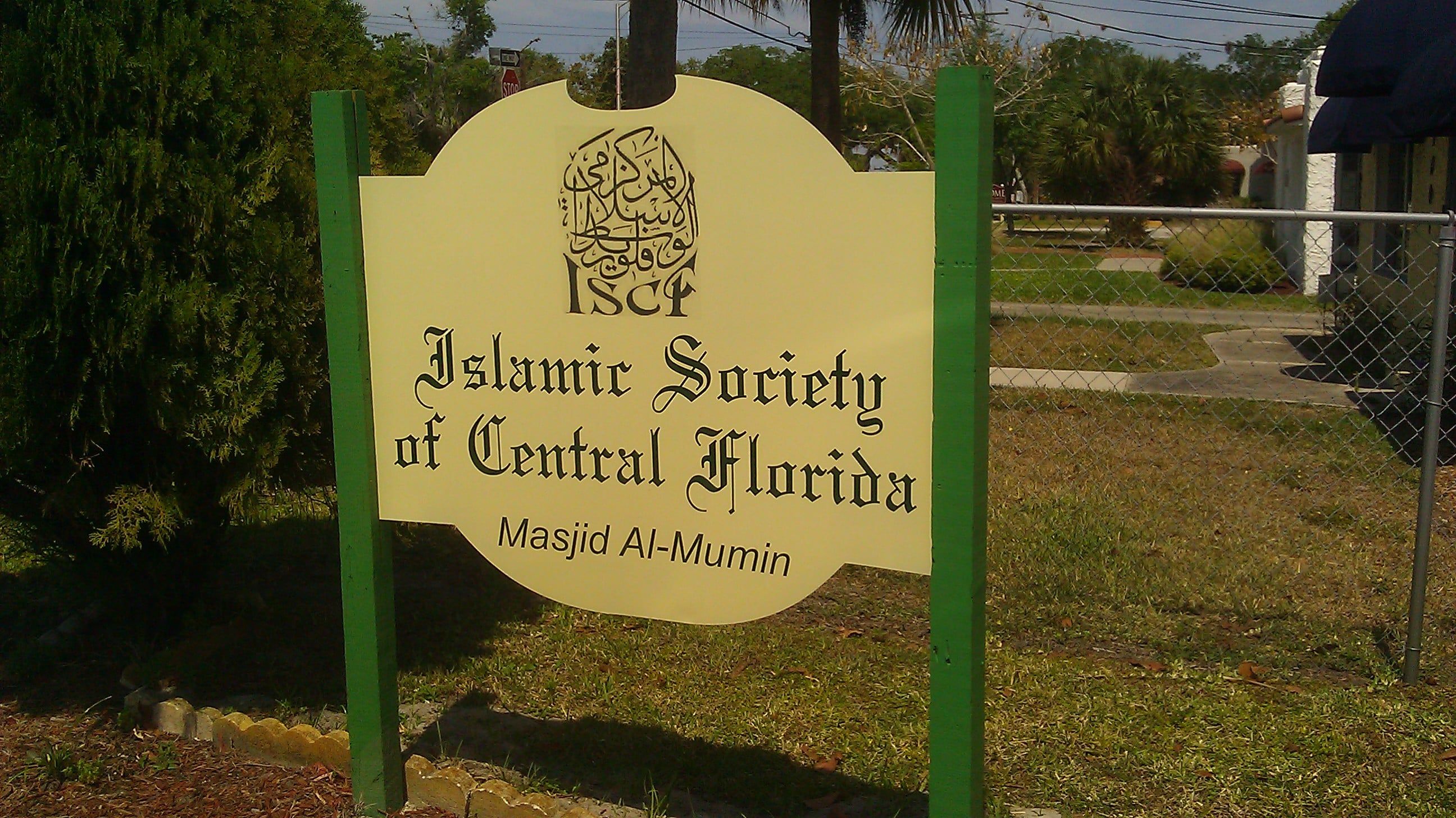 Dan 15 años de cárcel a hombre por vandalizar una mezquita con tocino