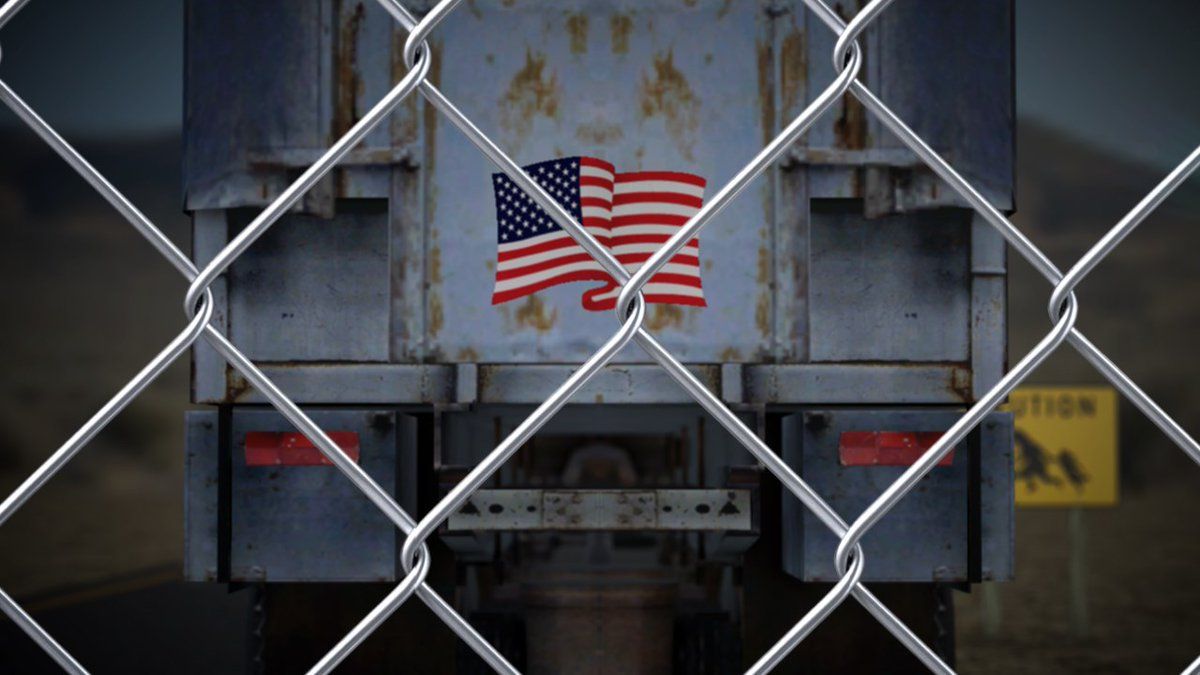 Encuentran a 44 migrantes en camiones refrigerados en Texas