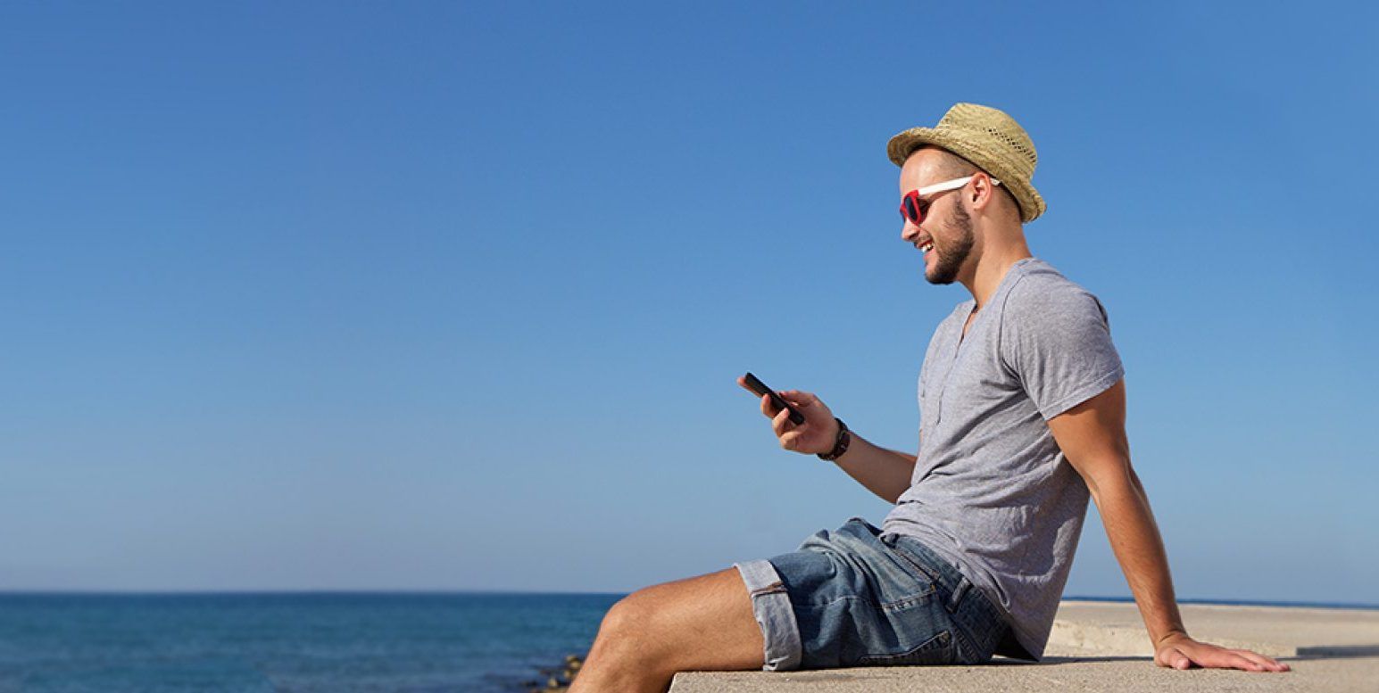 Millennials viajeros pasan más de cuatro horas al día en el celular