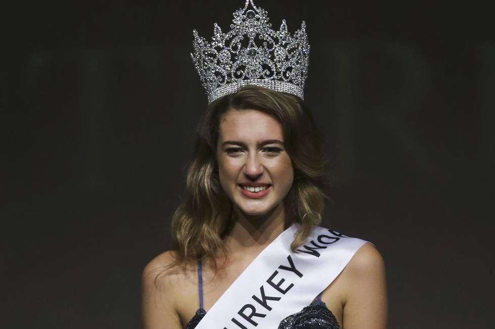Piden encarcelar a Miss Turquía 2017 por tuit sobre su período