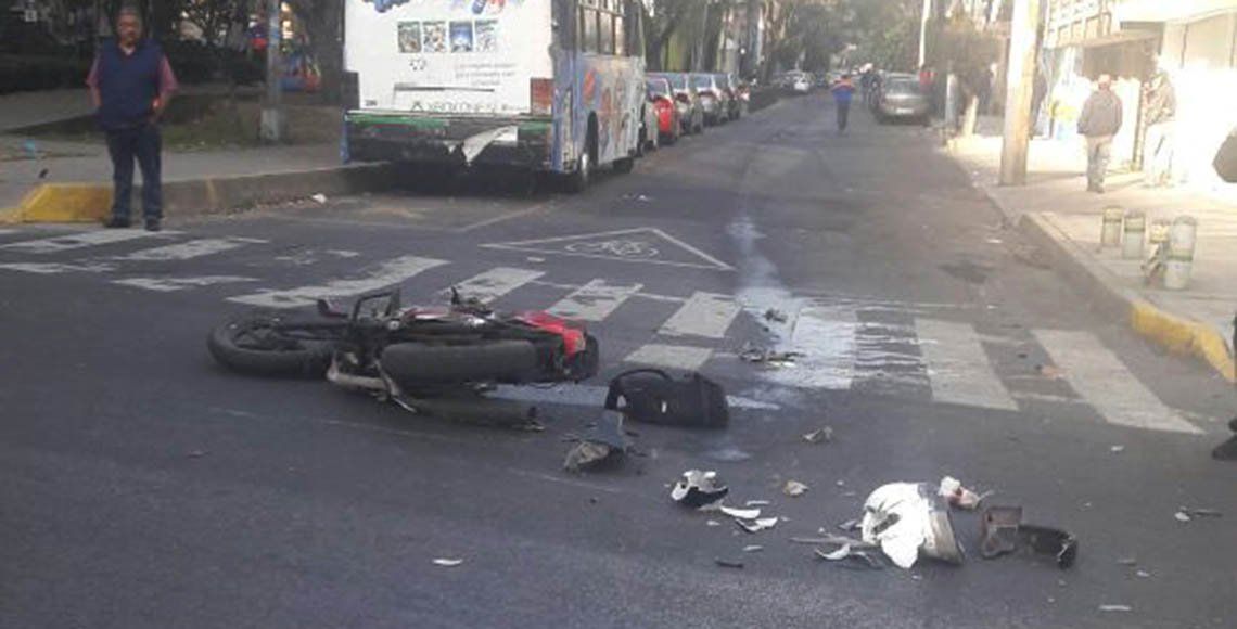 Ambulancia arrolla a motociclista y lo abandona en hospital