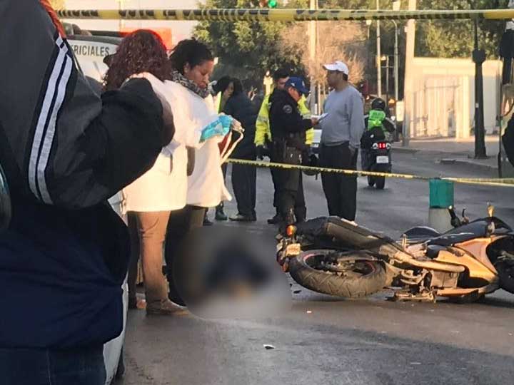 Muere mujer al caer de motocicleta en Xochimilco