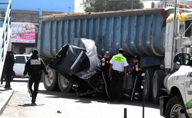 Tráiler mata a motociclista en Chimalhuacán