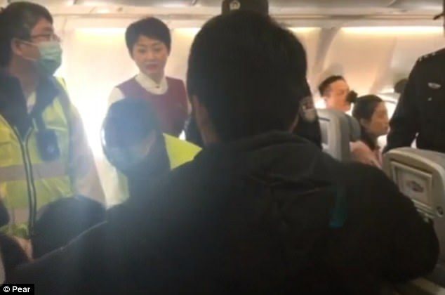 Mujer pierde la cordura y provoca aterrizaje de emergencia en China